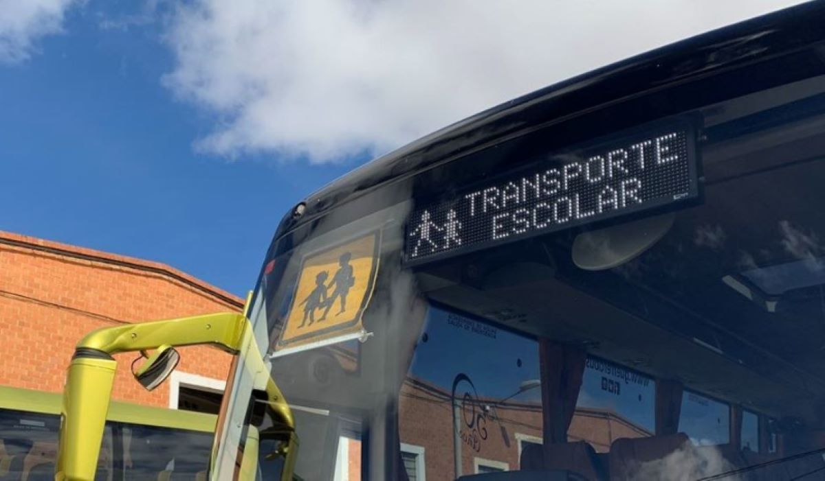 Imagen de un transporte escolar. Foto de archivo