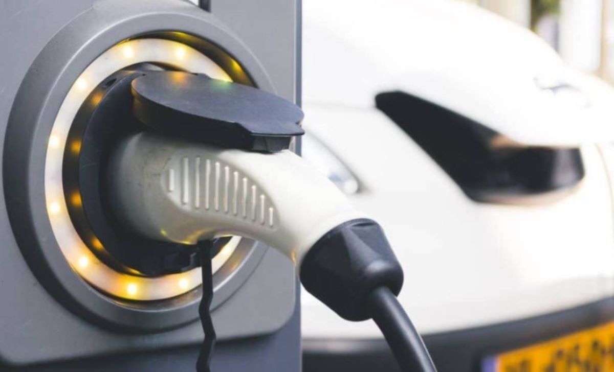 Imagen de la carga de un coche eléctrico. Foto de archivo