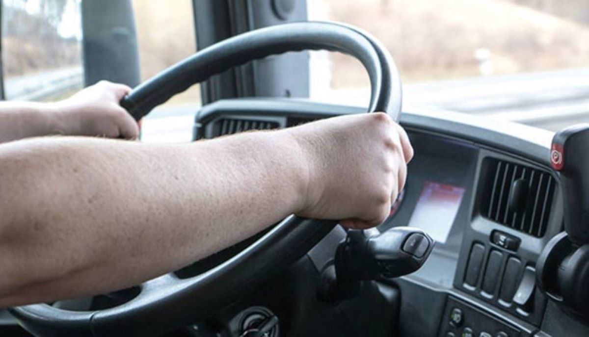 Imagen de un conductor profesional al volante. Foto de archivo