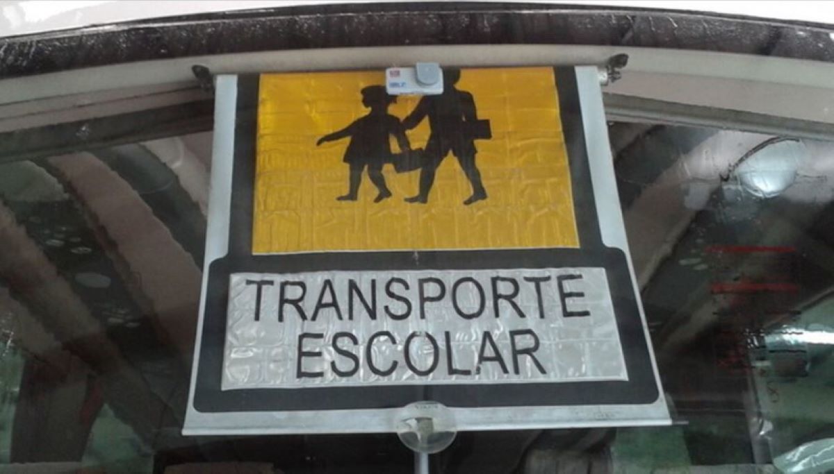 Imagen de un autobús de transporte escolar. Foto de archivo