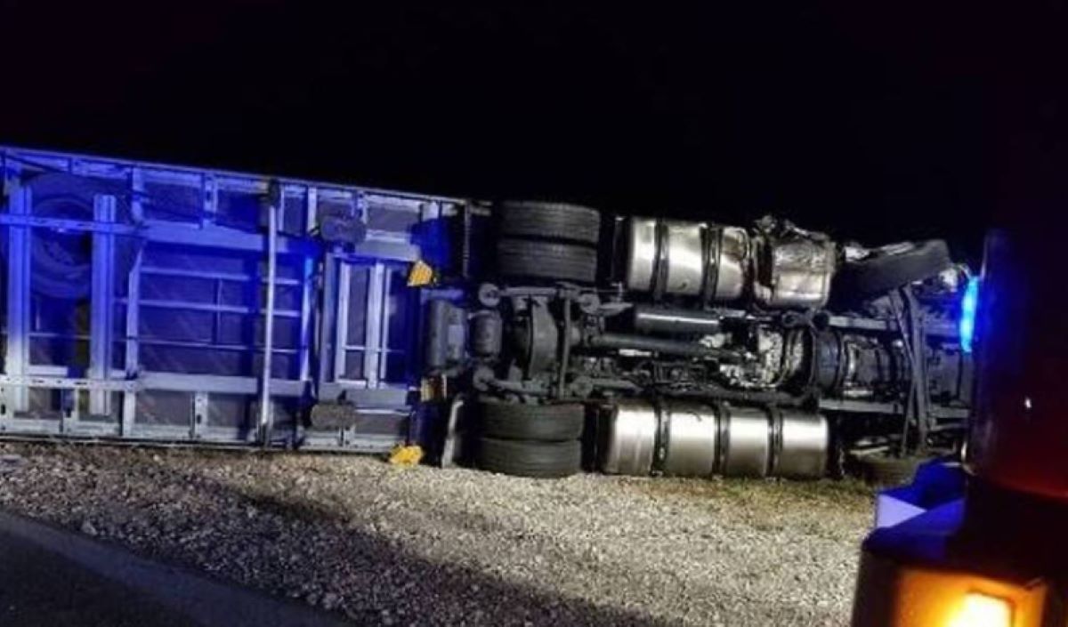 Gráficos: DGT. Imagen del accidente de un camión. Foto de archivo