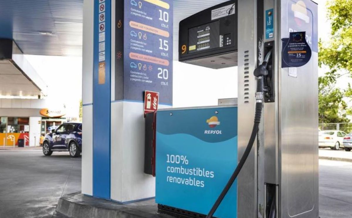 Imagen de un sutidor de combustibles renovables en una gasolinera de Repsol. Foto de archivo