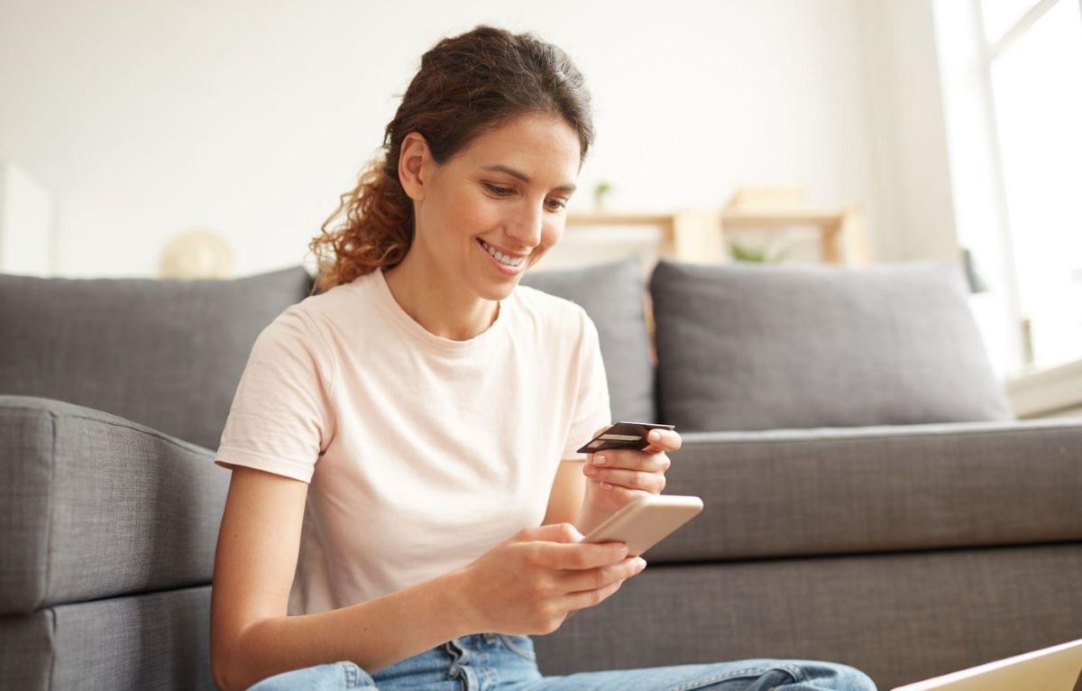 Imagen de una persona comprando por Internet. Foto: Norauto