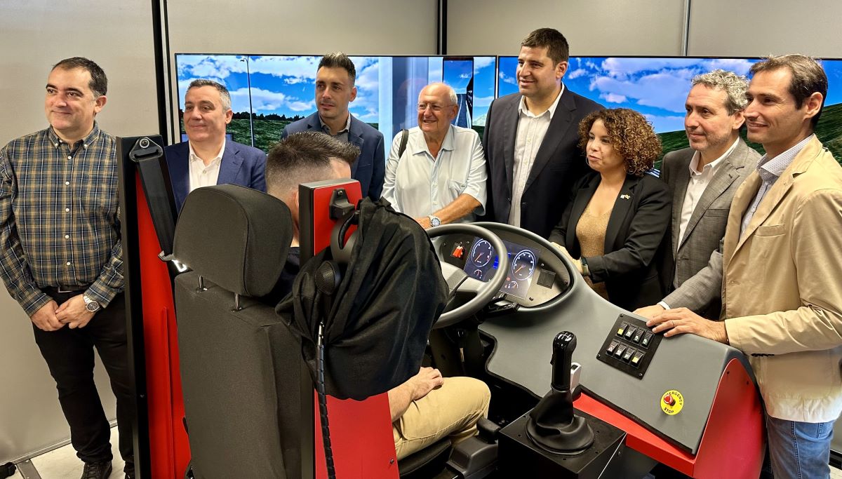 Representantes de la Generalitat de Catalunya, Asetrans i el Institut Montilivi, con el simulador de conducción del centro educativo. Foto: Asetrans