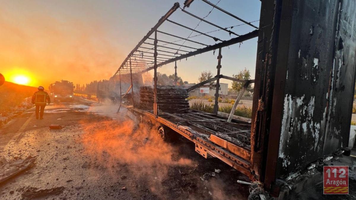 Imagen del camión incendiado. Foto: 112 Aragón