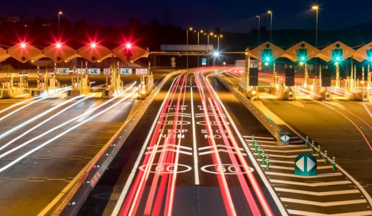 Imagen de una autopista con peajes. Foto de archivo