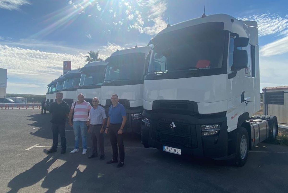 Imagen de la entrega de los camiones. Fotos: Renault Trucks