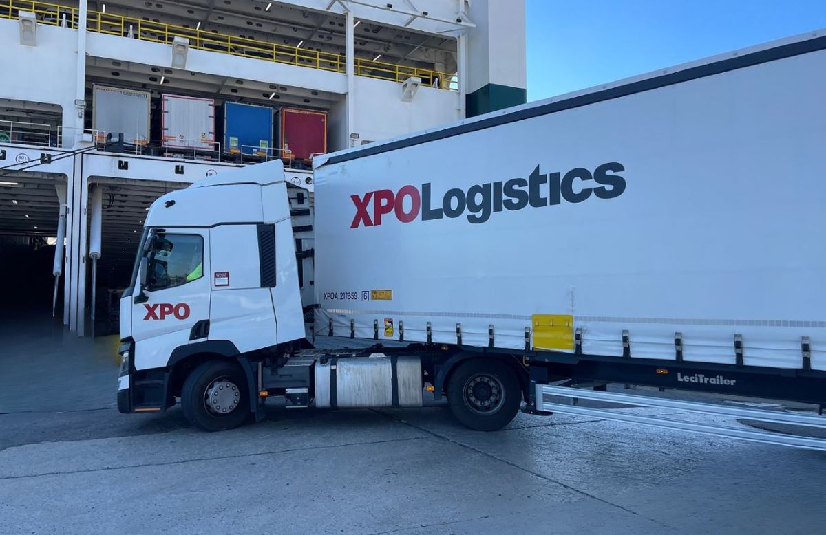 Imagen de un camiòn de XPO Logisitics accediendo a un buque de Grimaldi, Fotos: XPO Logistics