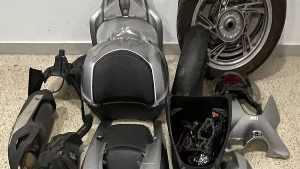Imagen de una de las motos desmontada por piezas. Foto: Mossos d'Esquadra
