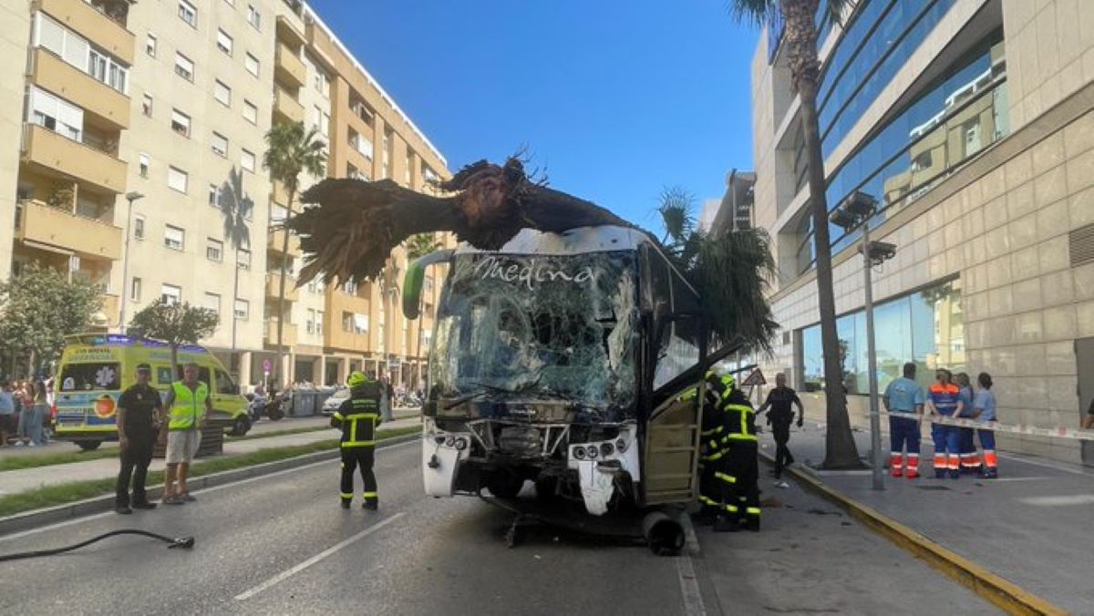 Imagen del autobús accidentado. Foto: Emergencias 112 Andalucía
