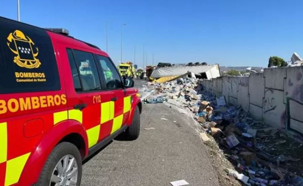 Imagen del camión accidentado. Foto: Emergencias 112 Madrid