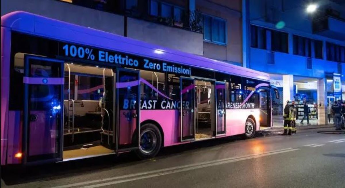 El autobús de la empresa 'La Linea' se ha chocado contra la columna de un edificio en Mestre. CONTACTO vía Europa Press