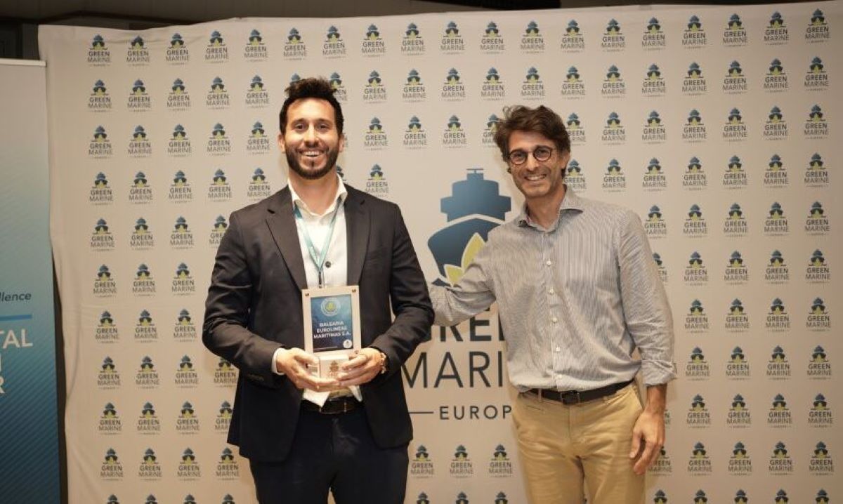 Alex Pastor, responsable de la Torre de Control de Flota de Baleària, recoge el certificado de Green Marine Europe. Foto: Baleària