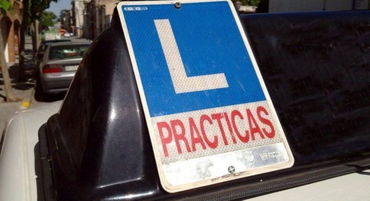 Un coche de autoescuela. Foto de archivo
