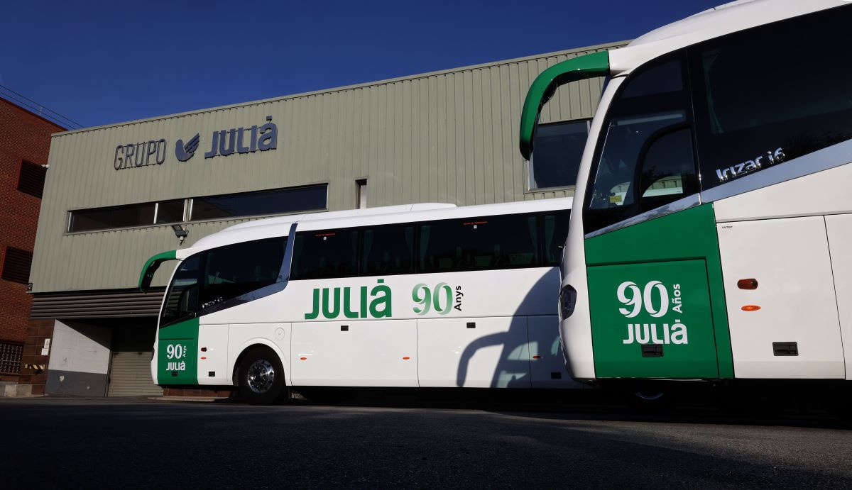 Imagen de autocares del Grupo Julià con el lema del 90 aniversario. Fotos: Grupo Julià