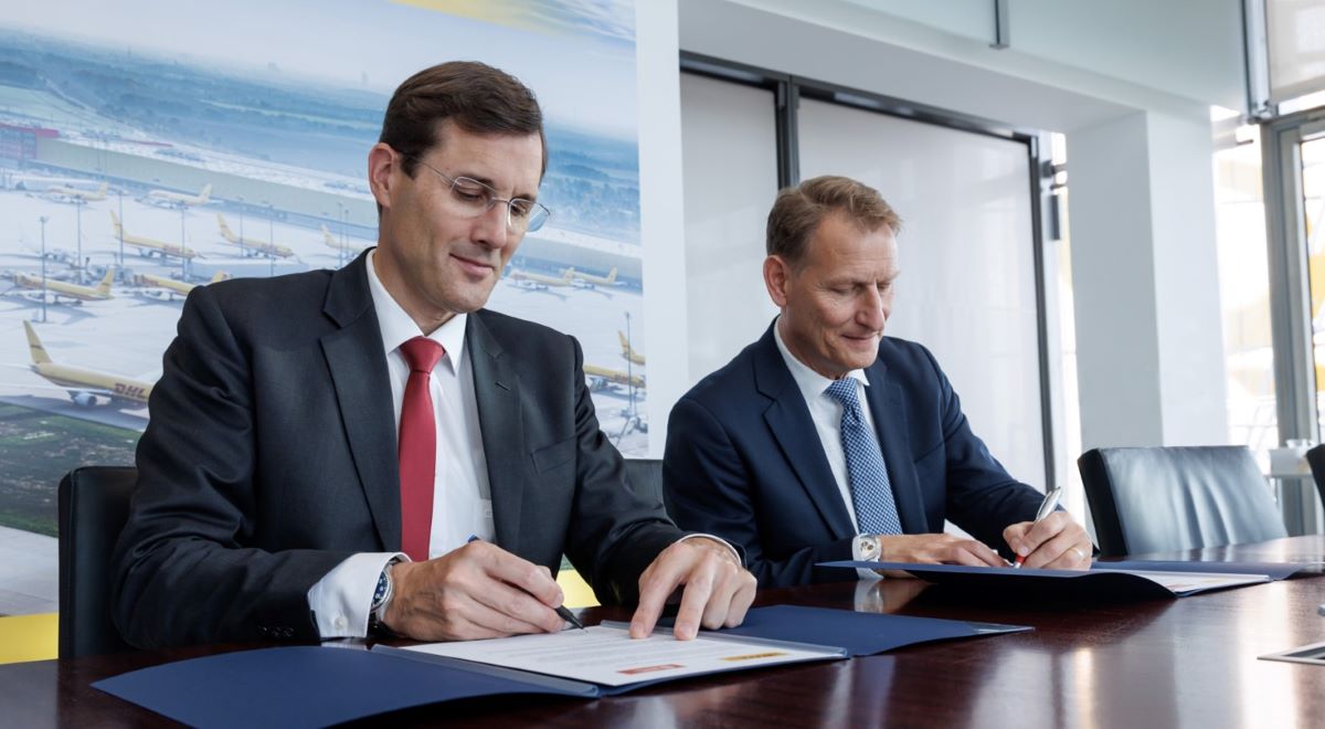 Firma del contrato. Foto: DHL Express