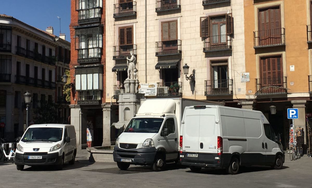 Imagen de vehículos de reparto en el centro de Madrid. Foto de archivo
