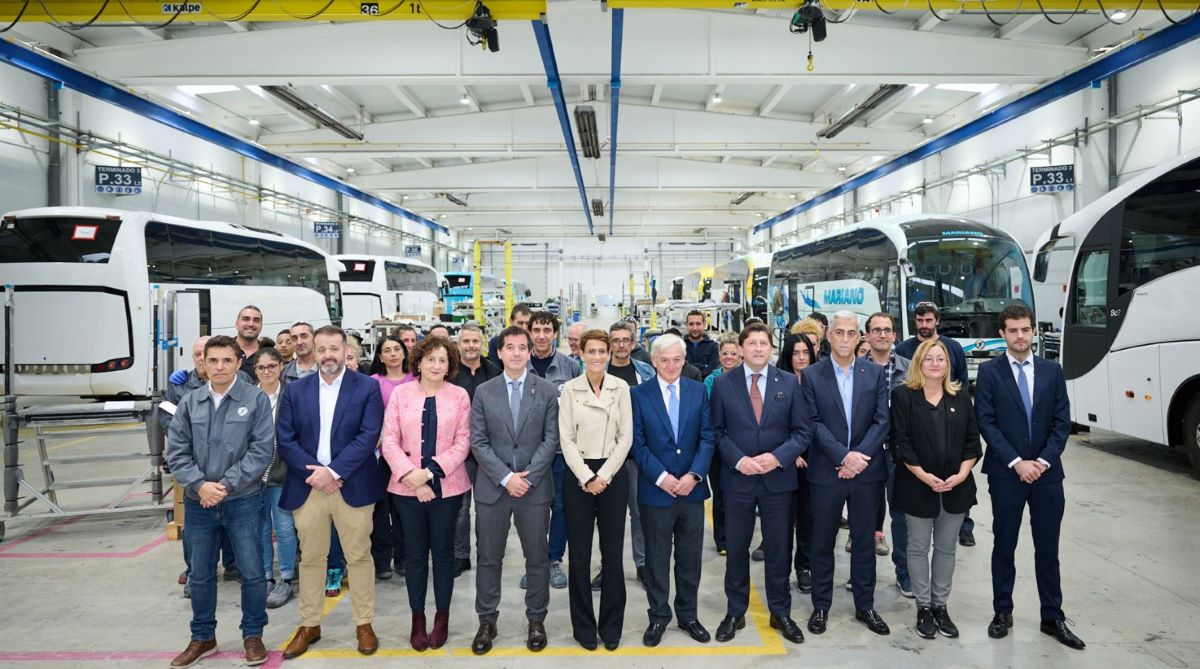 Sunsundegui recibe a la presidenta de Navarra y al vicepresidente de Volvo Buses. Foto: Sunsundegui