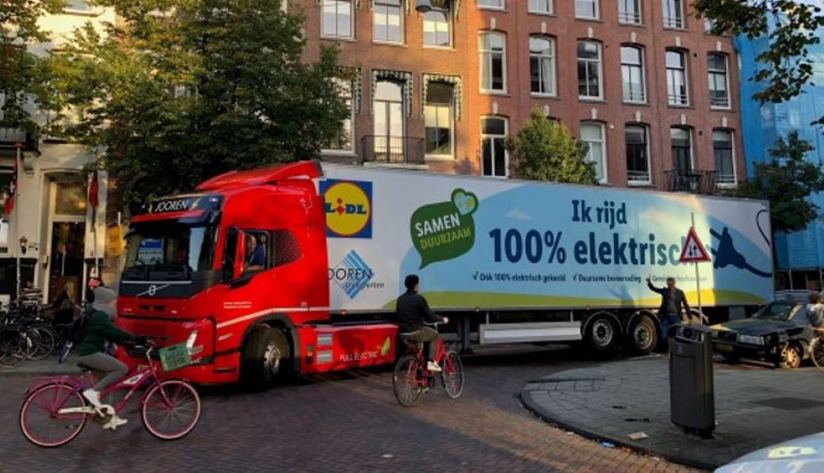 Imagen de un camión eléctrico Volvo con mercancías de Lidl. Foto. Lidl