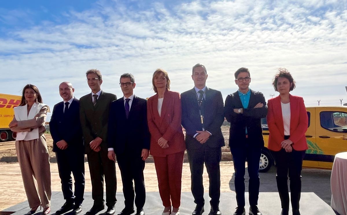 De izquierda a derecha: Sra. Da. María José Cuenda, directora general, comercial e inmobiliaria de AENA; Sr. D. Carlos Prieto, delegado del Gobierno en Cataluña; Sr. D. Miguel Borrás, director general DHL Express España; Sr. D. Félix Bolaños, ministro de la Presidencia, Relaciones con las Cortes y Memoria Democrática del Gobierno de España; Sra. Da. Lluïsa Moret, alcaldesa de Sant Boi; Sr. D. Jesús Sánchez, director general de Aviación de DHL Express en iberia; Sr. D. Daniel Fernández, subdirector general de Transportes y Desarrollo Sectorial de la Generalitat de Cataluña; Sra. Da. Verónica Elvira Olalla, subdirectora general de Transporte aéreo de AESA