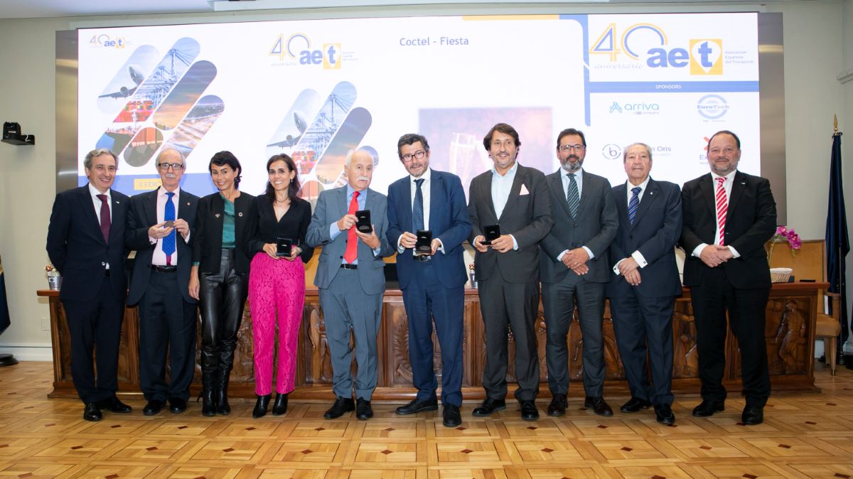 Foto de familia de los premiados y quienes hicieron entrega de las medallas al Mérito en el Transporte. Foto: AET