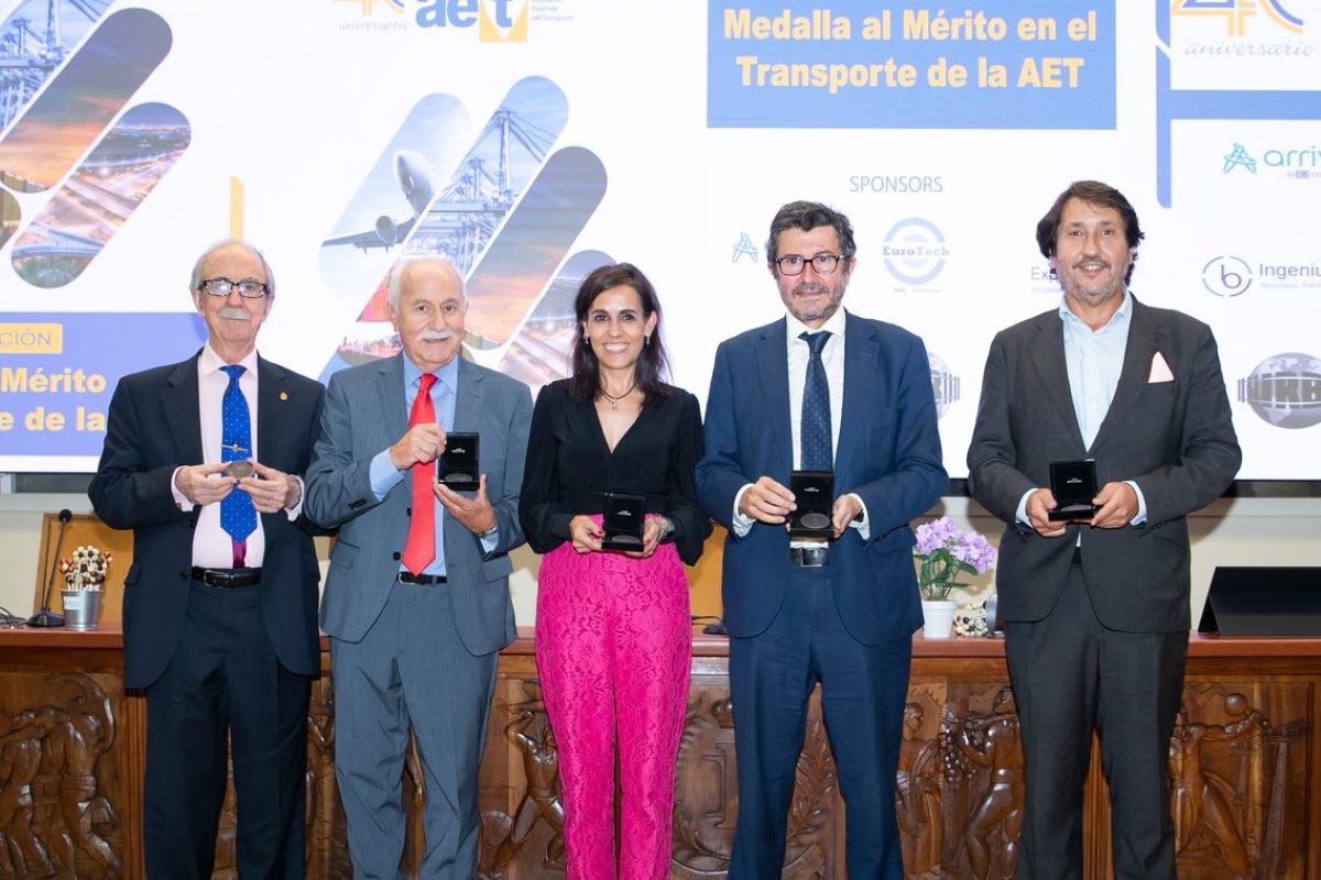 Premiados. De izquierda a derecha José Cañizares, Manuel Panadero, Silvia Roldan, Álvaro Rodriguez Dapena, en representación de Puertos del Estado y Francisco Iglesias, en nombre de Alsa.Foto: AET