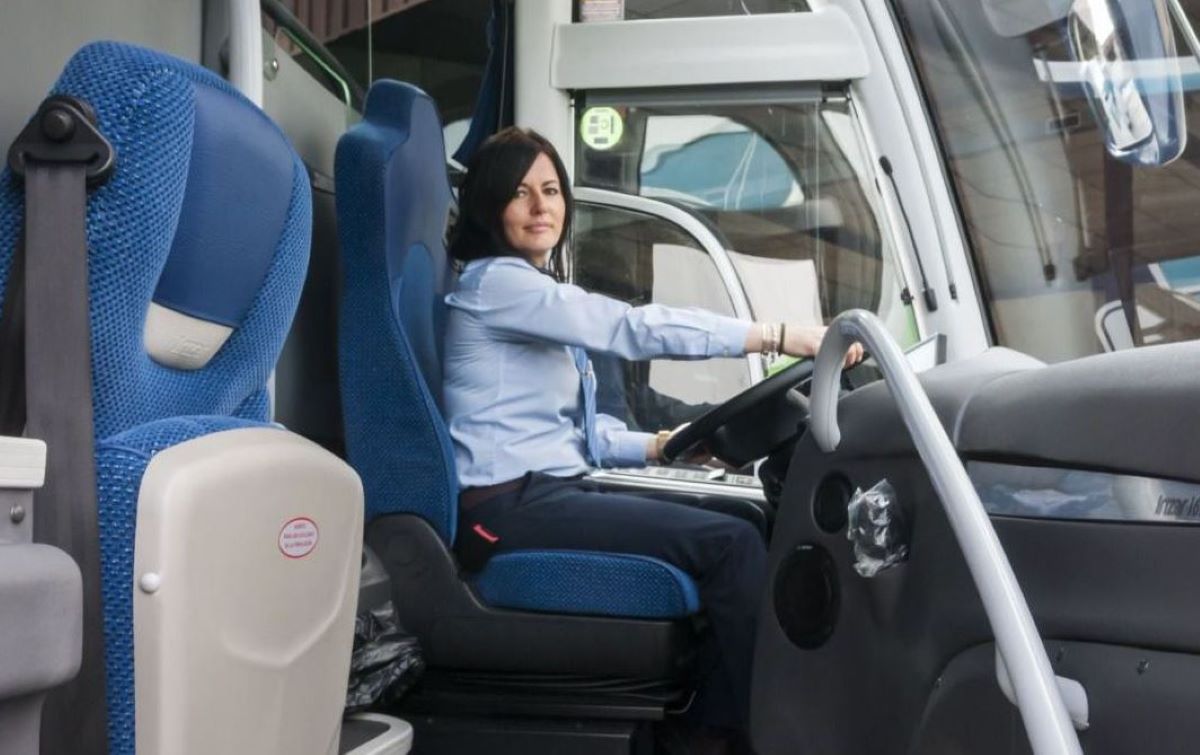 La ONU reconoce la contribución social de los trabajadores del transporte público. imagen de una conductora de autobús. Foto de archivo