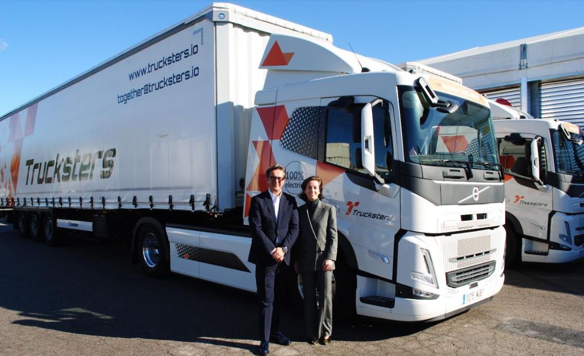 Imagen de la entrega de los camiones eléctricos Volvo a Truksters. Fotos Volvo Trucks