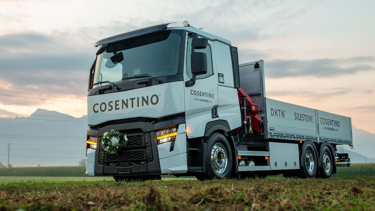 Imagen del camión Renault equipado con grúa para Consentino Swiss AG. Fotos: Renault Trucks Suiza