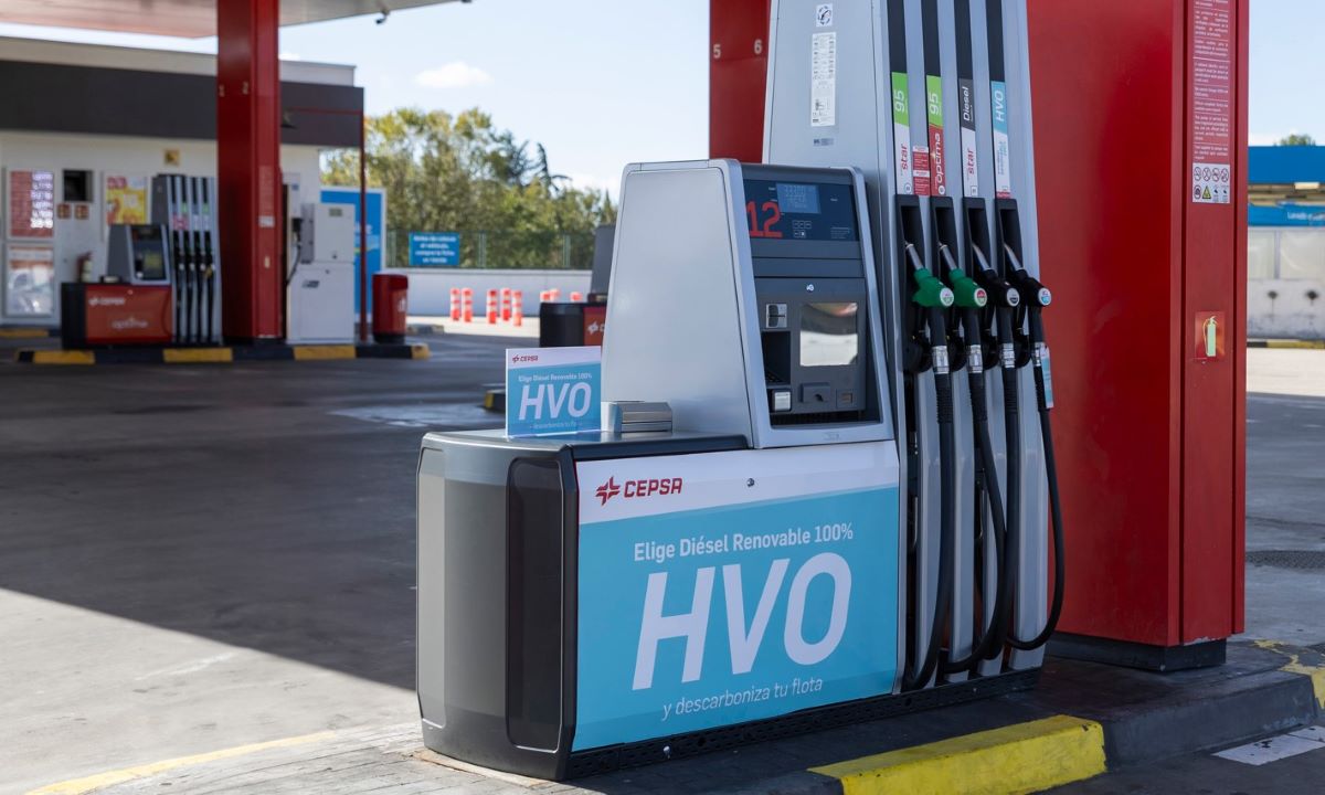 Imagen de un surtidor de HVO en una estación de servicio. Foto de archivo