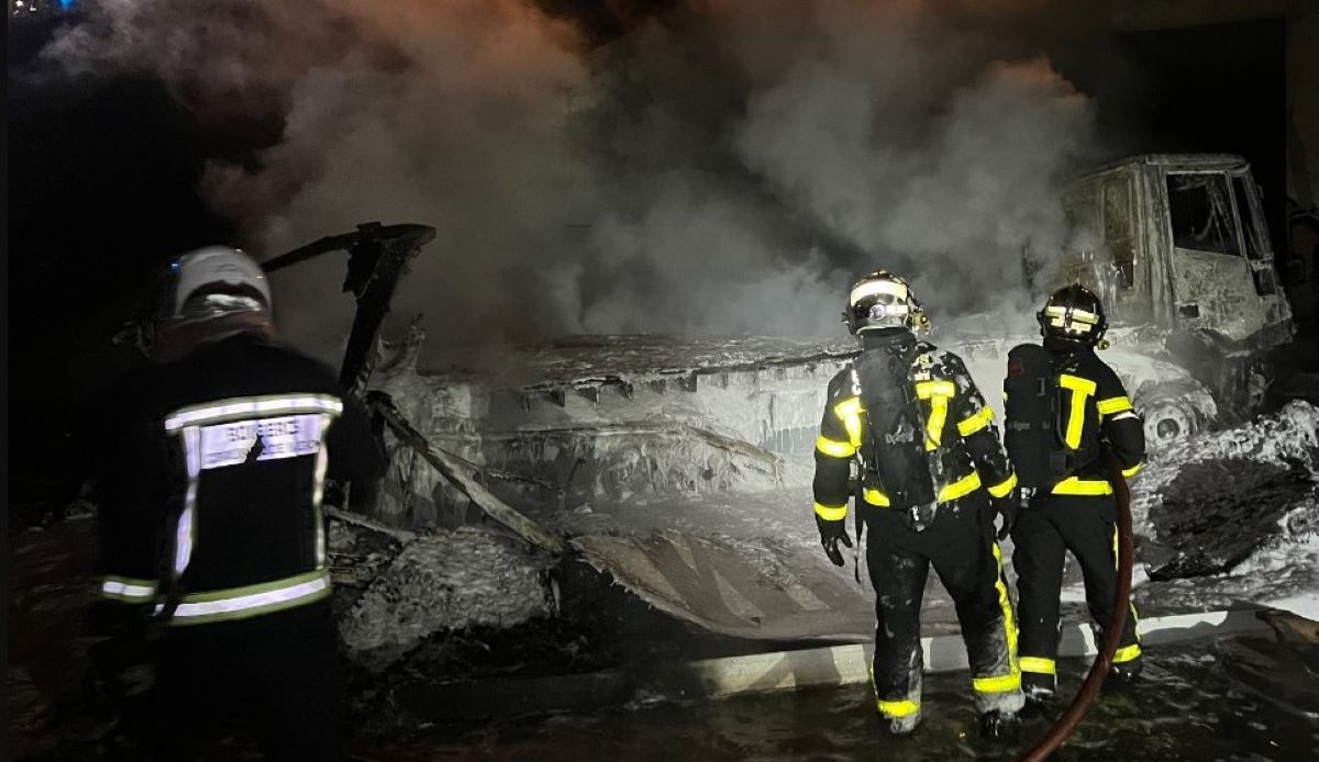 Bomberos sofocando el incendio del camión. Foto: @112cmadrid