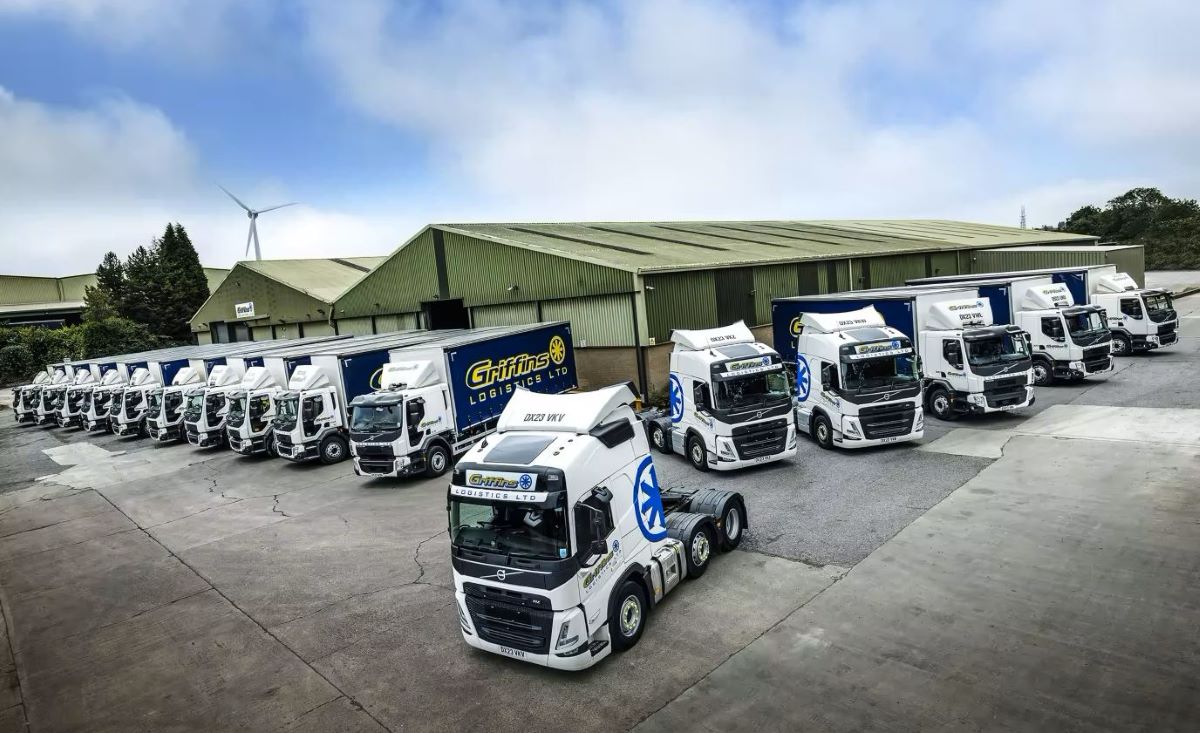 Imagen de los 16 camiones Volvo para Griffins Logistics. Fotos: Volvo Trucks UK.