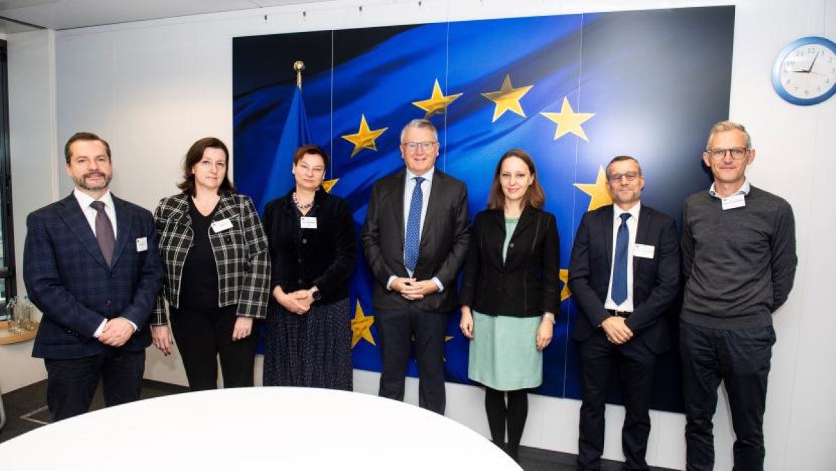 Imagen de la reunión de la IRU con el Comisario de Empleo y Derechos Sociales de la UE, Nicolas Schmit