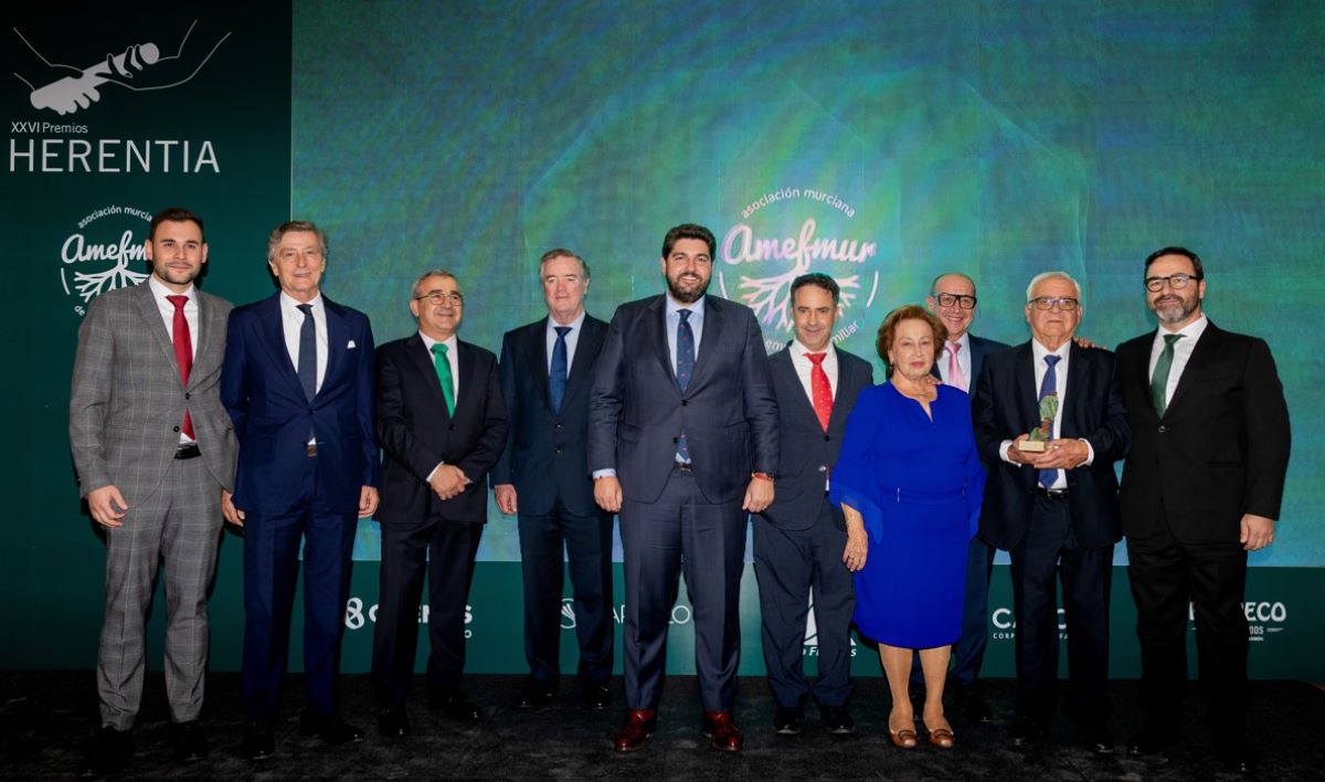 Familia López Sánchez recogiendo el premio Herentia. Foto: Andamur