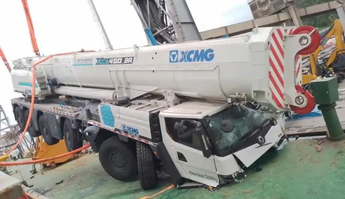 Imagen de la grúa después de caer durante su descarga del barco