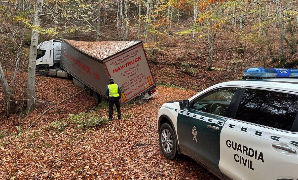 Imagen del camión atascado. Foto: Guardia Civil