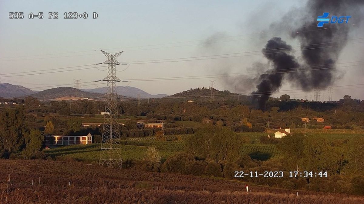 Imagen del incendio del camión. Foto: DGT