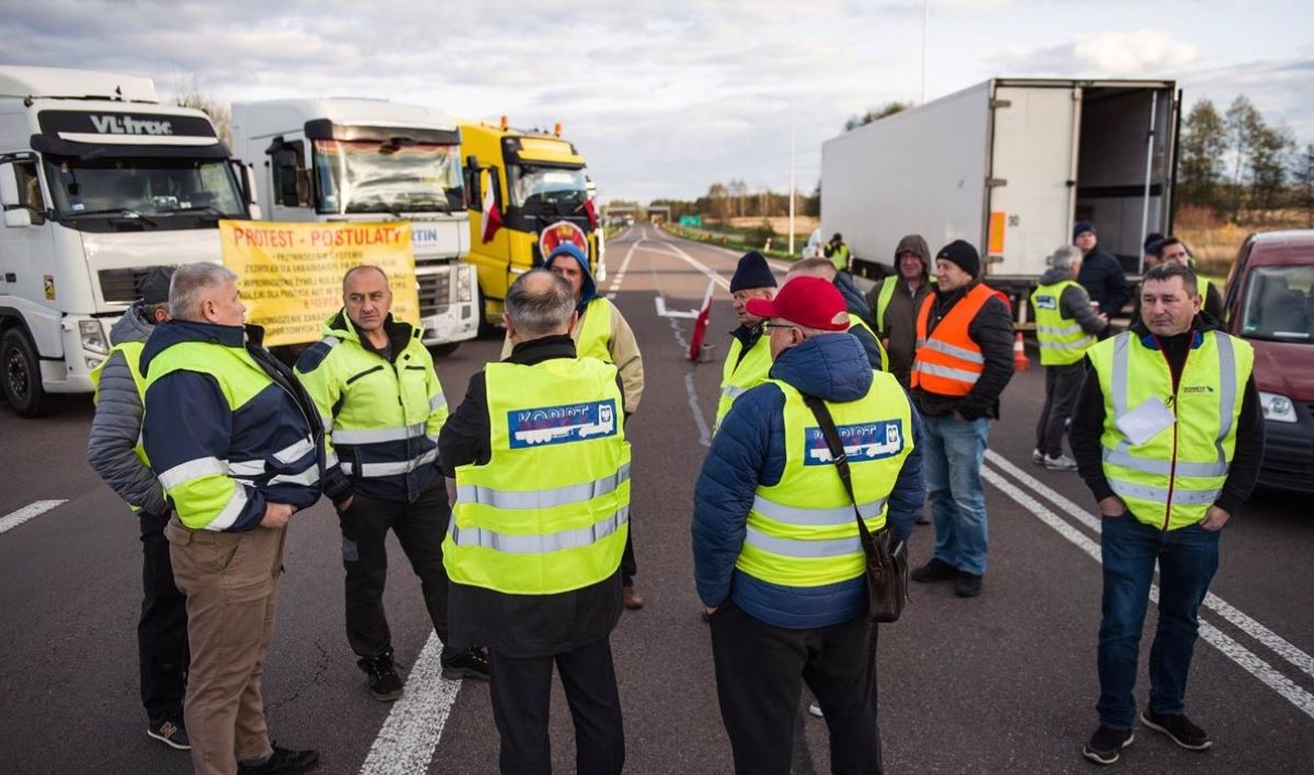 Camioneros polacos bloquean la frontera con Ucrania. Europa Press/Contacto/Attila Husejnow
