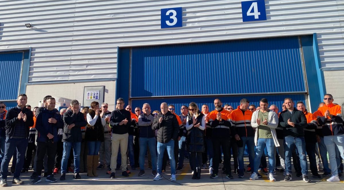 Trabajadores de Rhenus Automotive frente a la empresa. Foto: CGT