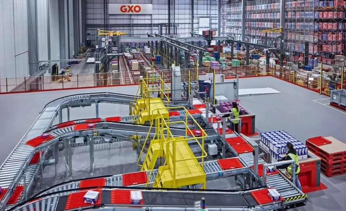 GXO presenta GXO IQ, la primera plataforma de nueva generación con IA para impulsar las operaciones logísticas globales. Imagen de un centro logístico de GXO