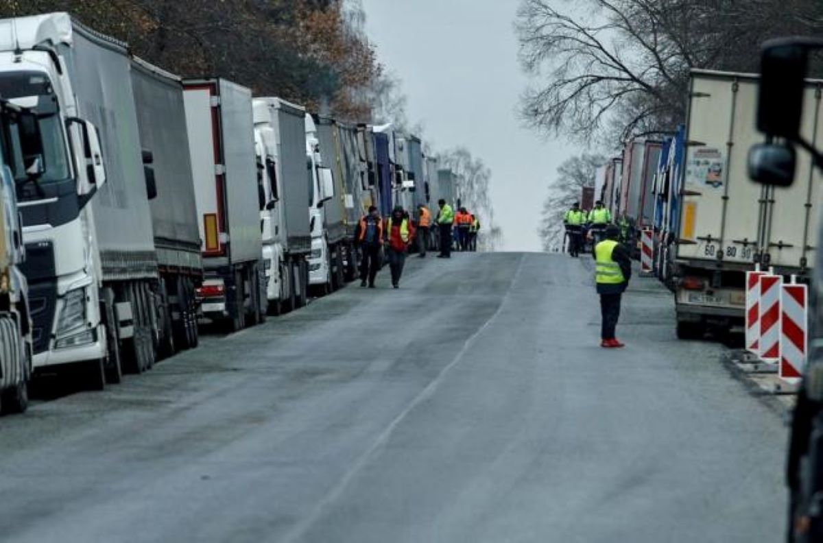 Imagen de camiones bloqueados en la frontera de Polonia con Ucrania. Foto: Agencias