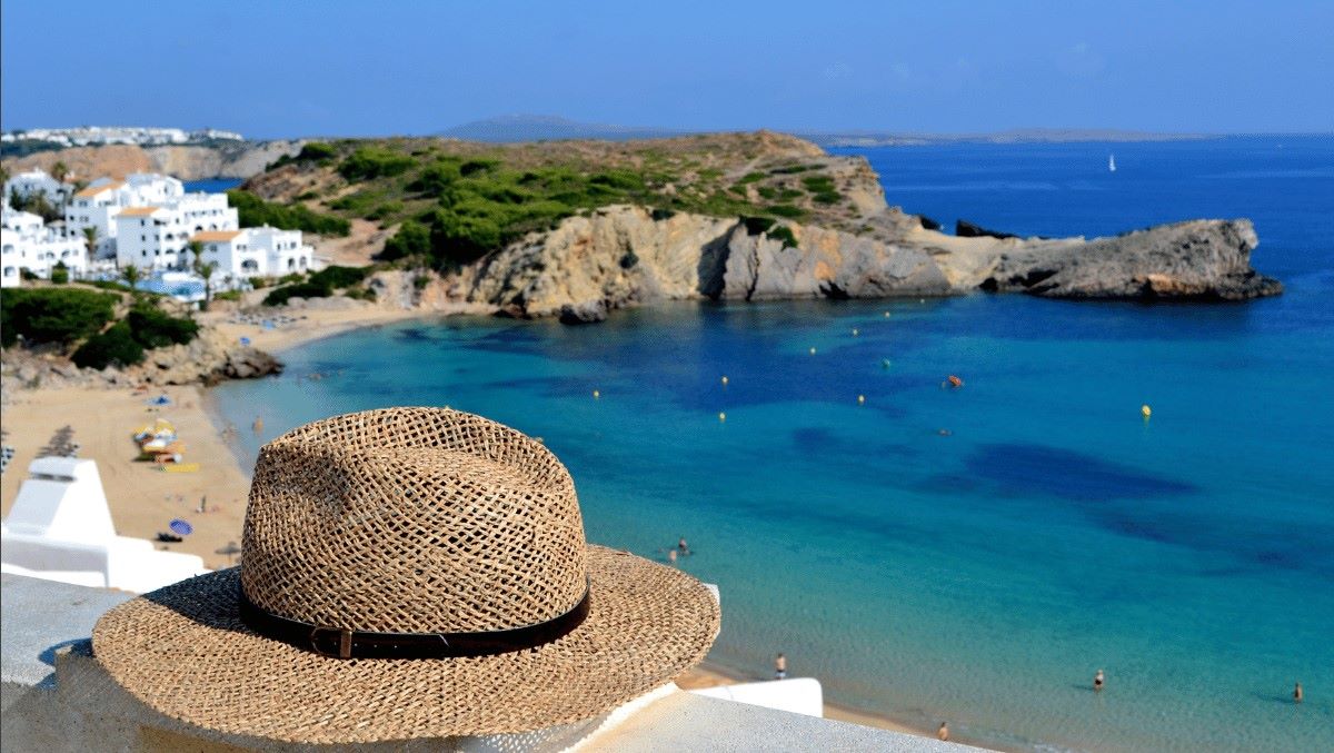 Vista de una playa de Menorca. Foto: Doral Auto