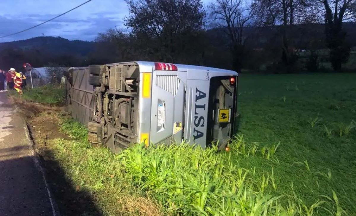 Imagen de autobús accidentado