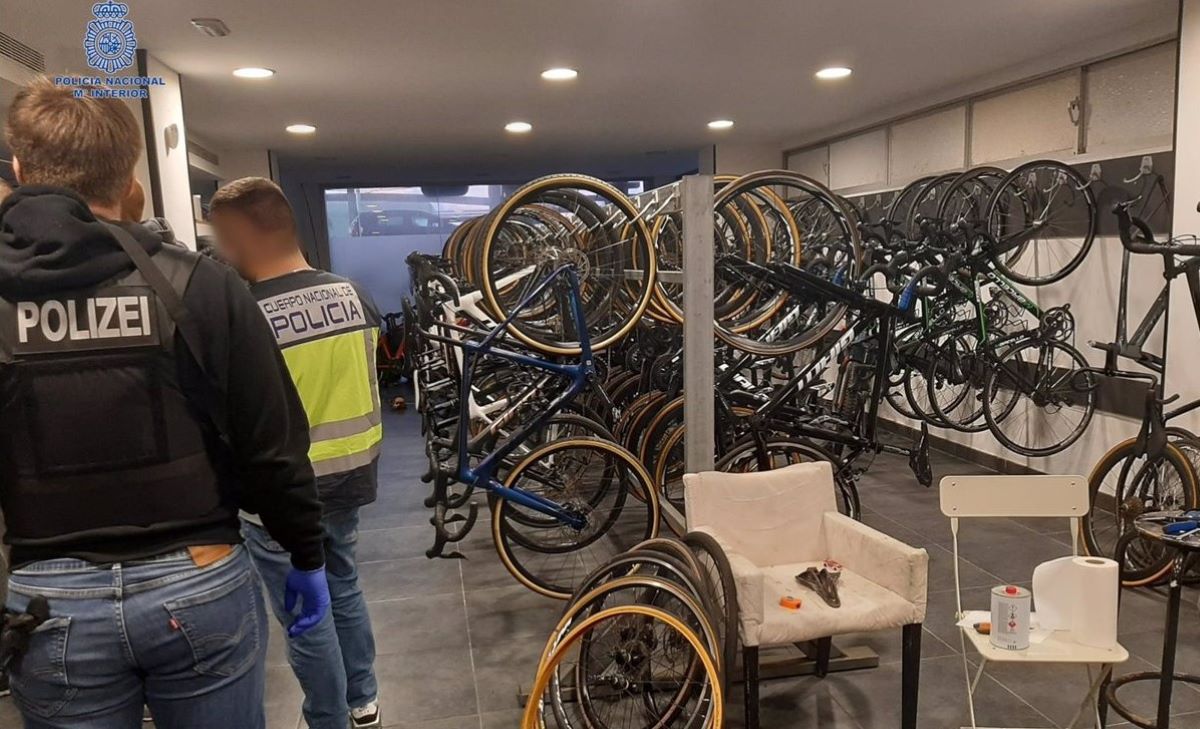 Policía Nacional y policía federal alemana LKA en la tienda de bicicletas que regentaba el detenido. Foto: Policía Nacional