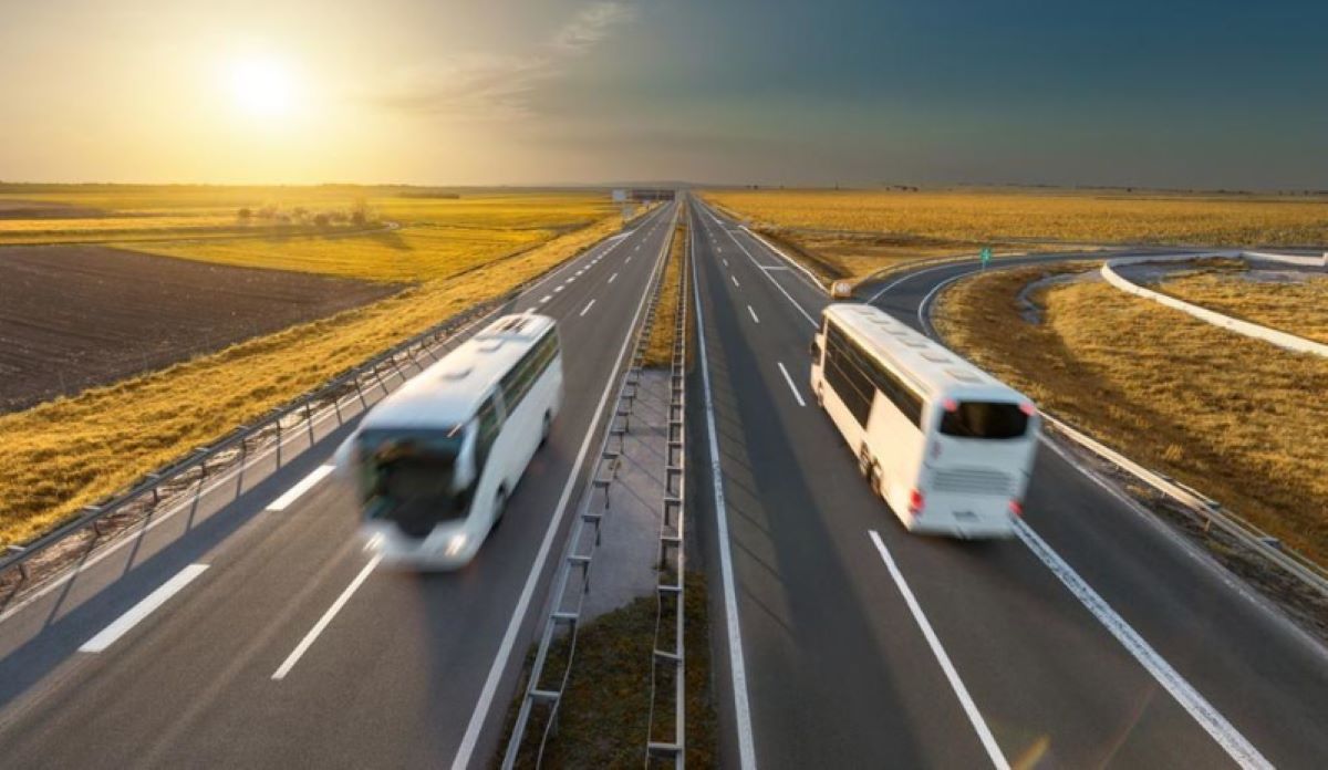 Imagen de dos autobuses en carretera. Foto de archivo