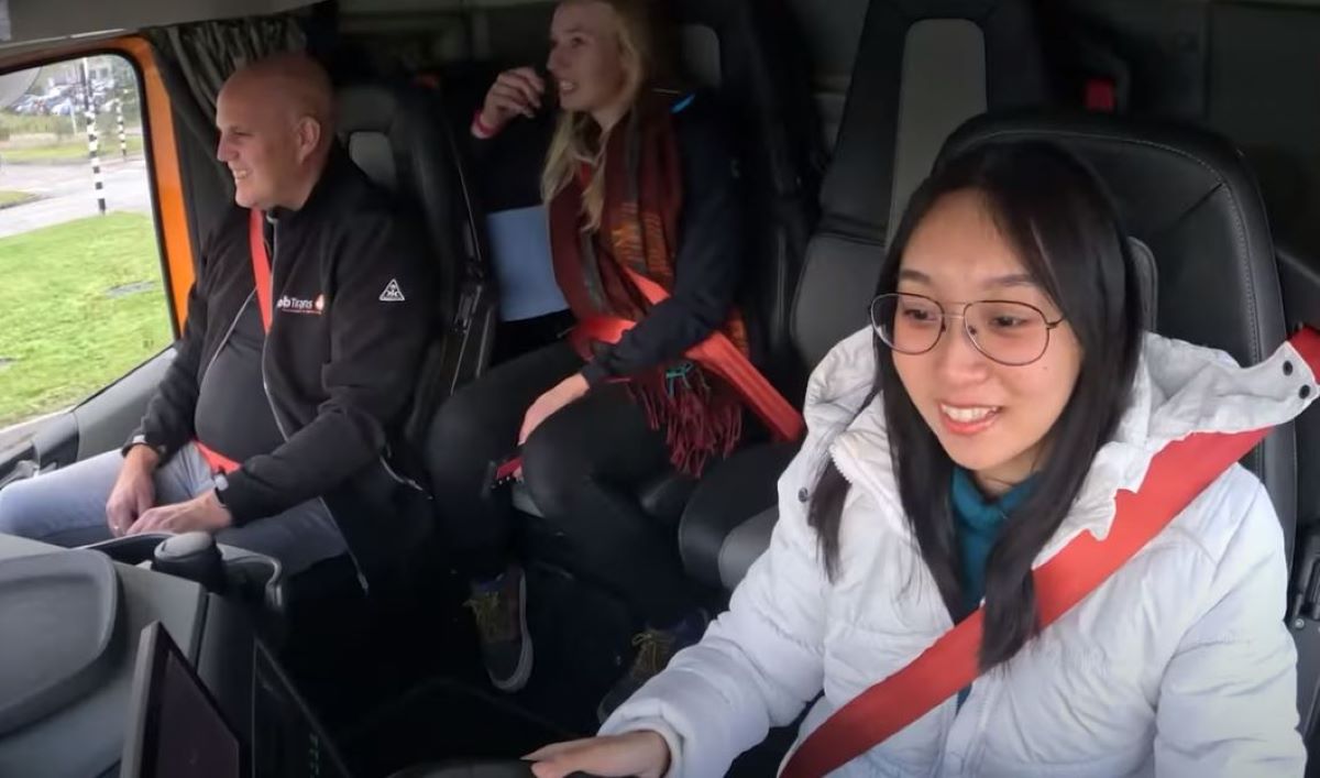 Imagen de una de las participantes en el experimento de conducir un camión. Foto: Vídeo TVM