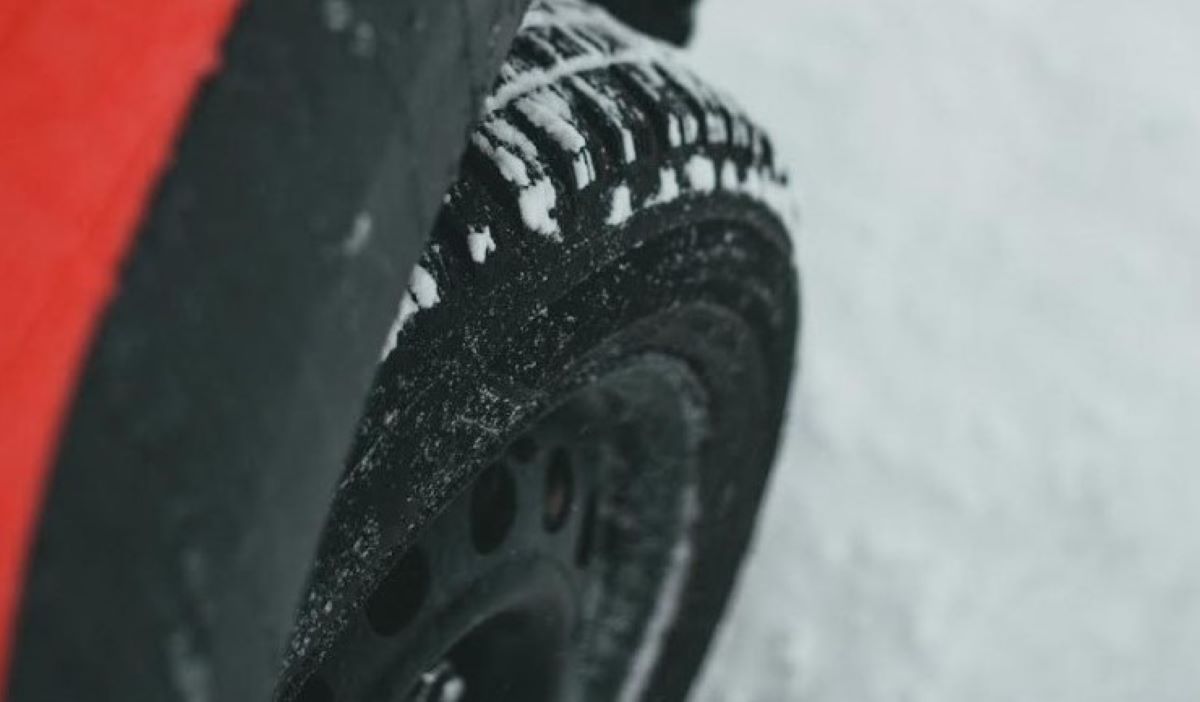 Un neumático con nieve. Foto: Sernauto