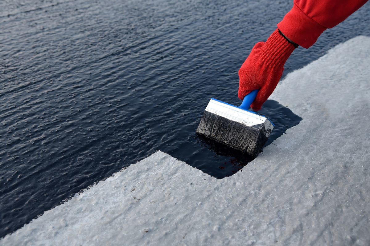 Foto de pintura impermeable hecha con neumáticos reciclados