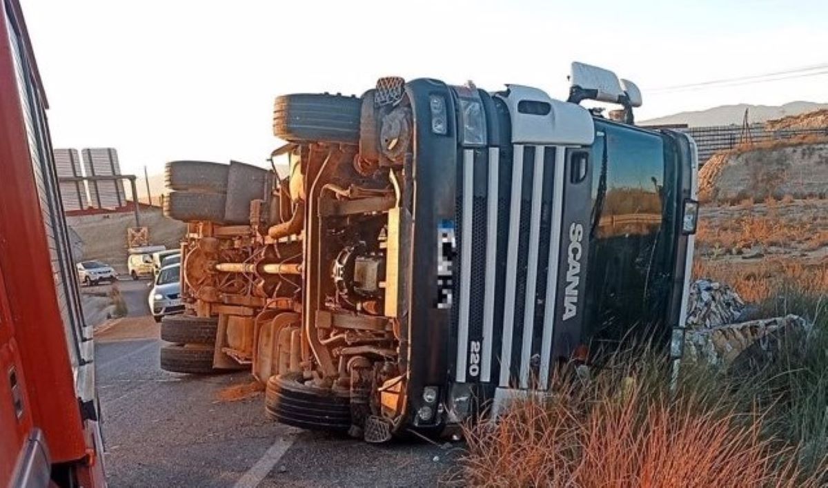 Imagen del camión accidentado. Foto: CEIS