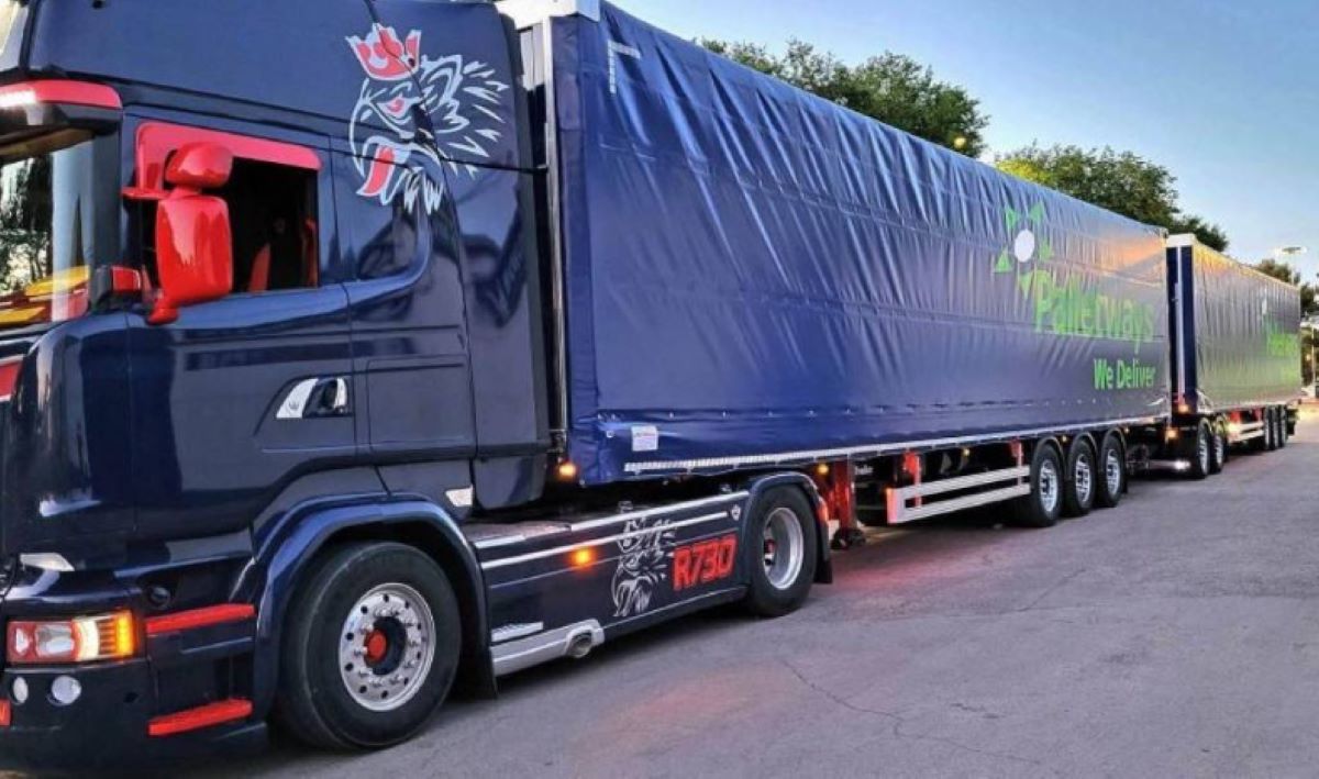 Imagen de un duotrailer. Foto de archivo